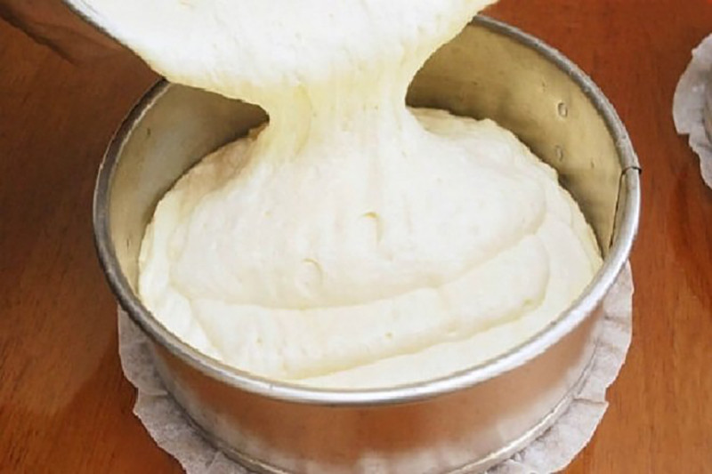 Đổ hỗn hợp bột bánh bông lan vào khuôn chuẩn bị nướng