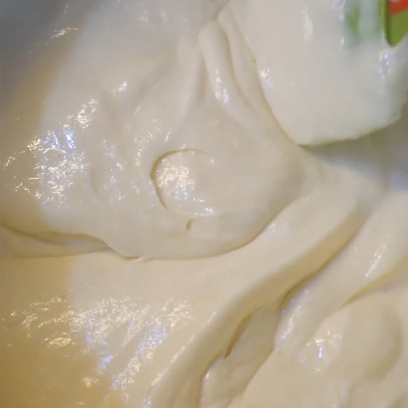 Đổ hỗn hợp mousse vào khuôn
