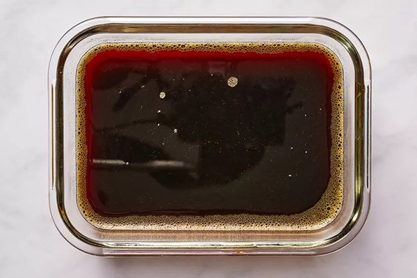 Đổ xen kẽ các lớp rau câu cà phê và flan để tạo nên bánh flan rau câu nhiều tầng đẹp mắt