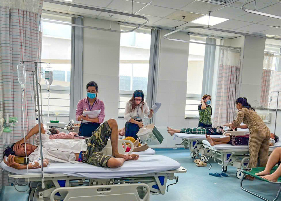 Đoàn công tác thăm hỏi các nạn nhân trong vụ ngộ độc bánh mì Vũng Tàu tại bệnh viện.