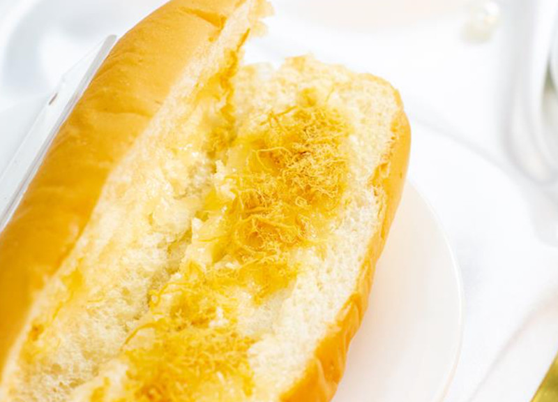 Đồng hồ và một lát bánh mì bơ ruốc tượng trưng cho việc ăn đúng thời điểm