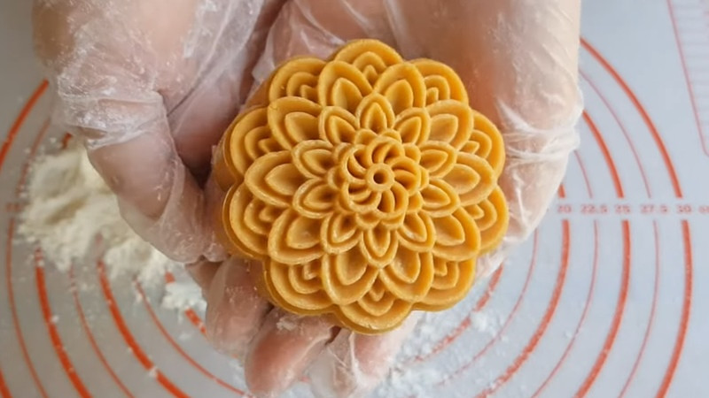 Đóng khuôn bánh trung thu mochi tinh xảo