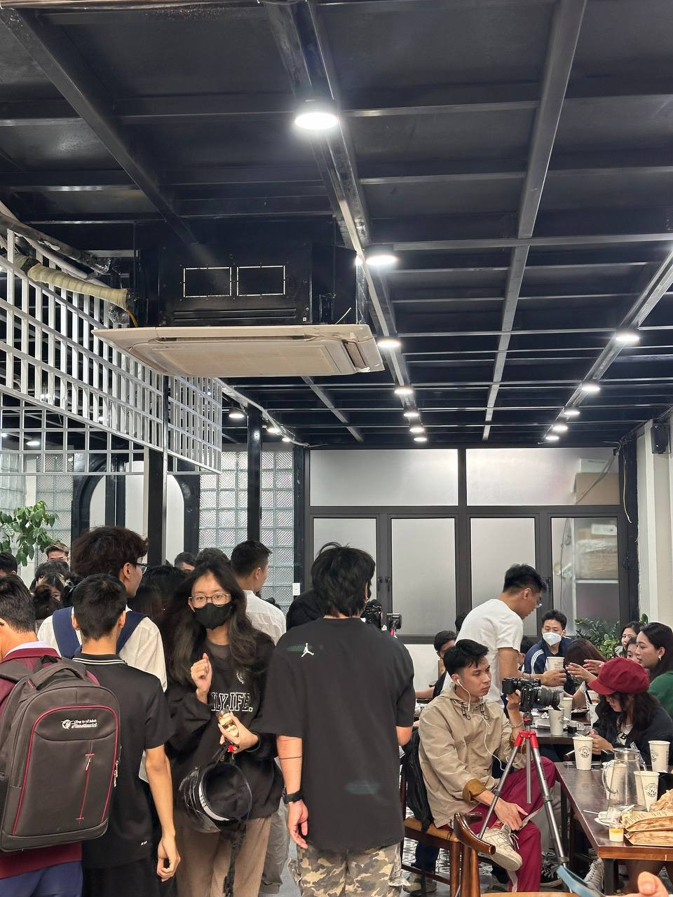 Dòng người kiên nhẫn chờ đợi bên ngoài tiệm bánh mì PewPew mới khai trương.