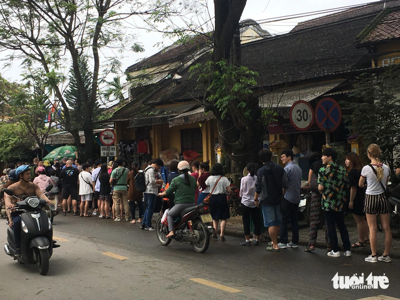 Du khách xếp hàng dài chờ mua bánh mì Phượng Hội An trên đường Phan Châu Trinh