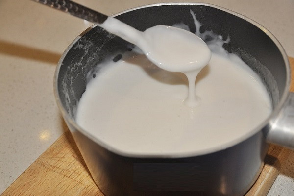 Đun nóng nước cốt dừa và đường cho công thức bánh tai yến