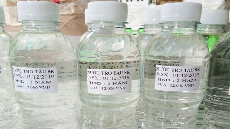 Dung dịch nước tro tàu trong suốt, sẵn sàng để làm bánh