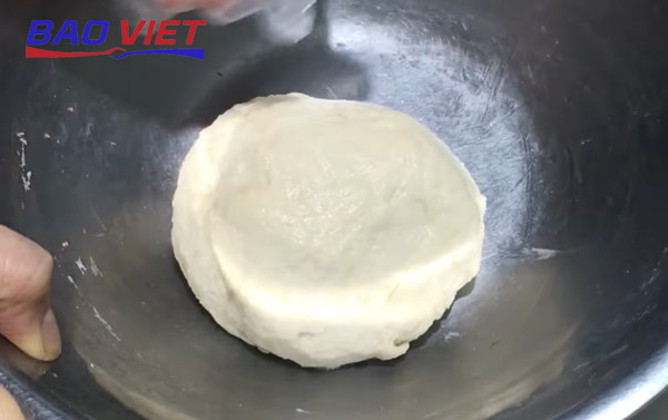Dùng tay nhào bột bánh tiêu thật mịn