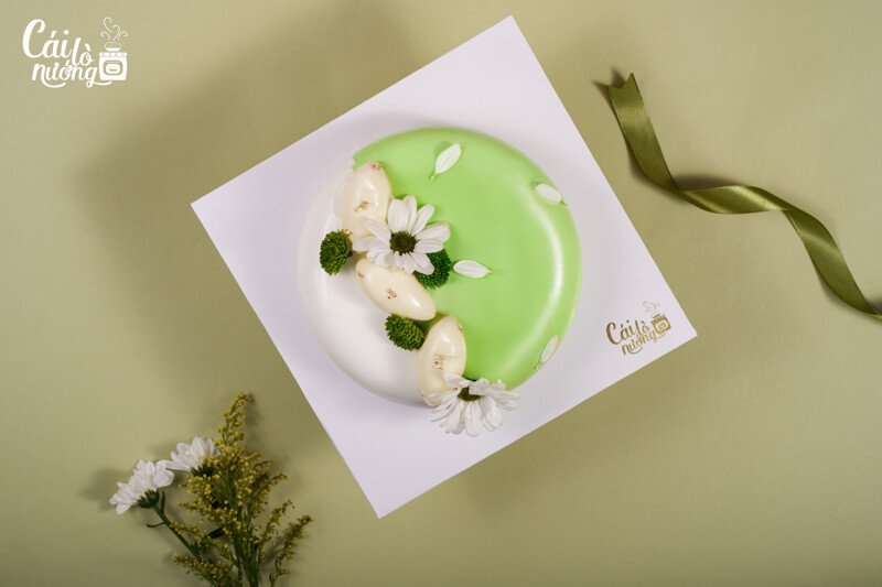 Entremet bơ và hoa cúc với tông vàng tự nhiên, hài hòa.