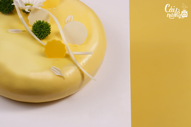 Entremet thanh trà màu vàng tươi sáng với lớp phủ bóng mịn màng.