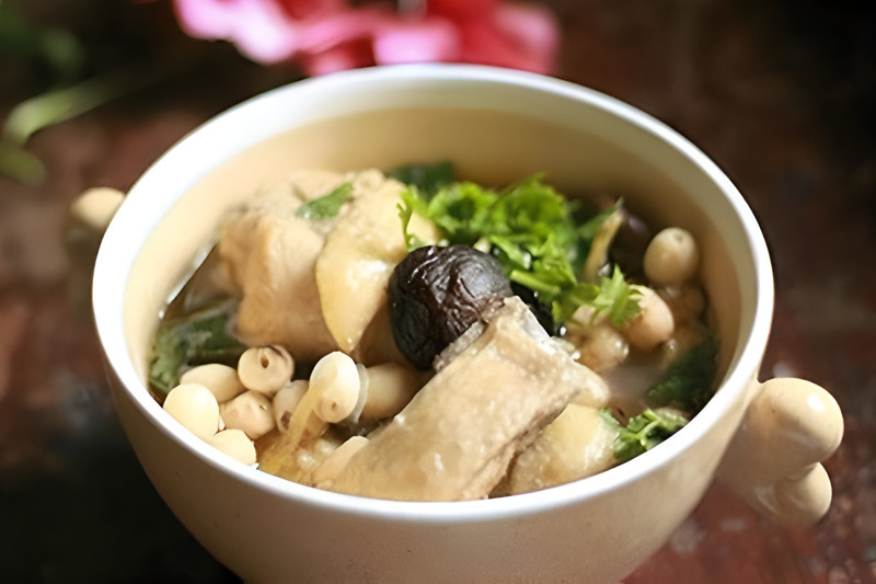 Gà hầm hạt sen nấm đông cô chuẩn vị, rất hợp chấm bánh mì