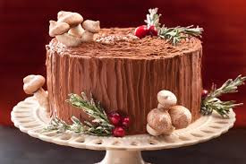Gần cảnh bánh khúc cây Noel trang trí vỏ cây