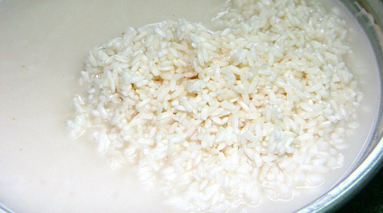 Gạo nếp đã ngâm nước tro truyền thống, sẵn sàng để gói bánh