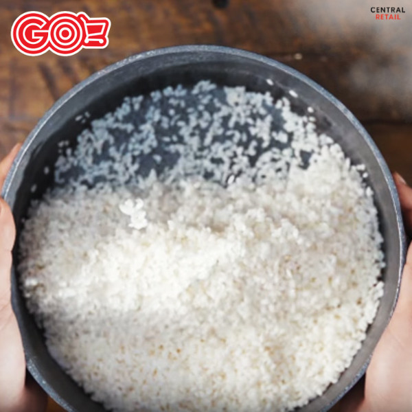 Gạo nếp đang được ngâm chuẩn bị làm bánh tét