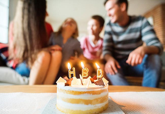 Gia đình sum vầy bên chiếc bánh sinh nhật bố, tăng cường gắn kết tình thân