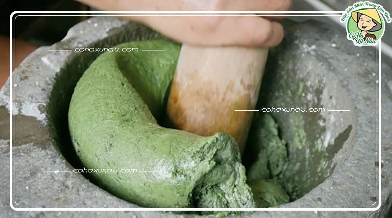 Giã nhuyễn lá gai để làm vỏ bánh ít mềm dẻo
