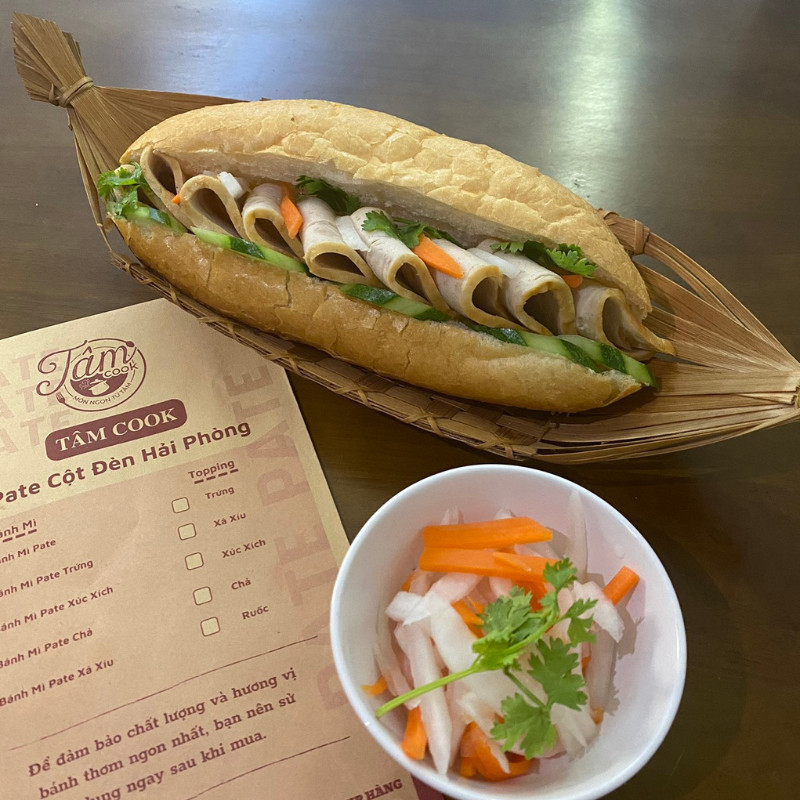 Giao diện đặt mua bánh mì chả nóng online trên website, minh họa quy trình đơn giản và nhanh chóng.