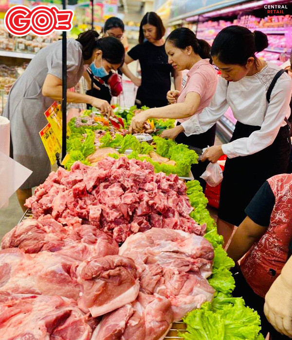 Giỏ hàng đầy ắp nguyên liệu tươi ngon tại siêu thị để tự làm bánh mì tam giác