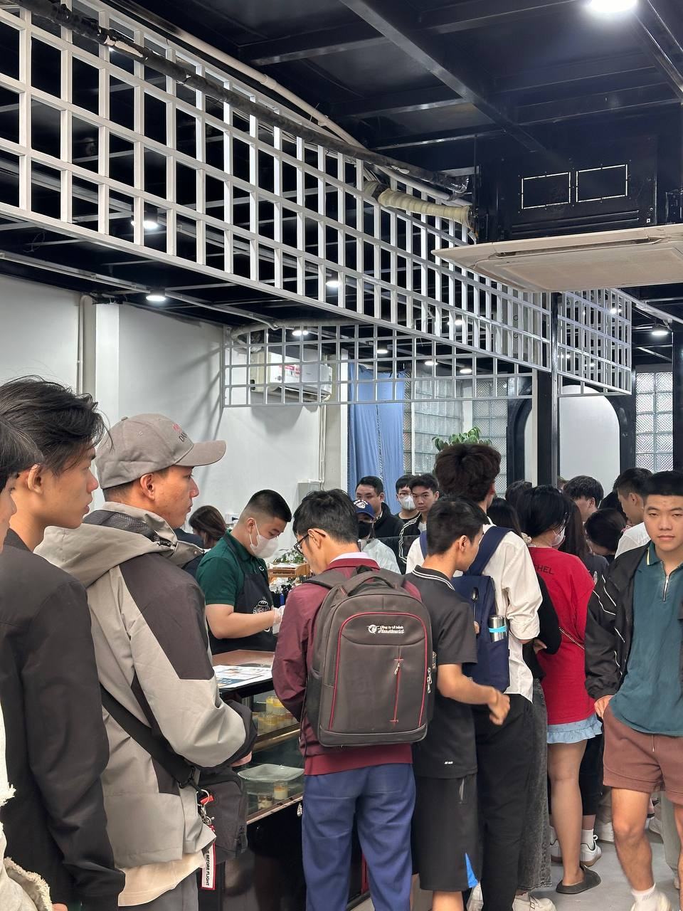 Giới trẻ háo hức xếp hàng dài để trải nghiệm hương vị bánh mì PewPew.