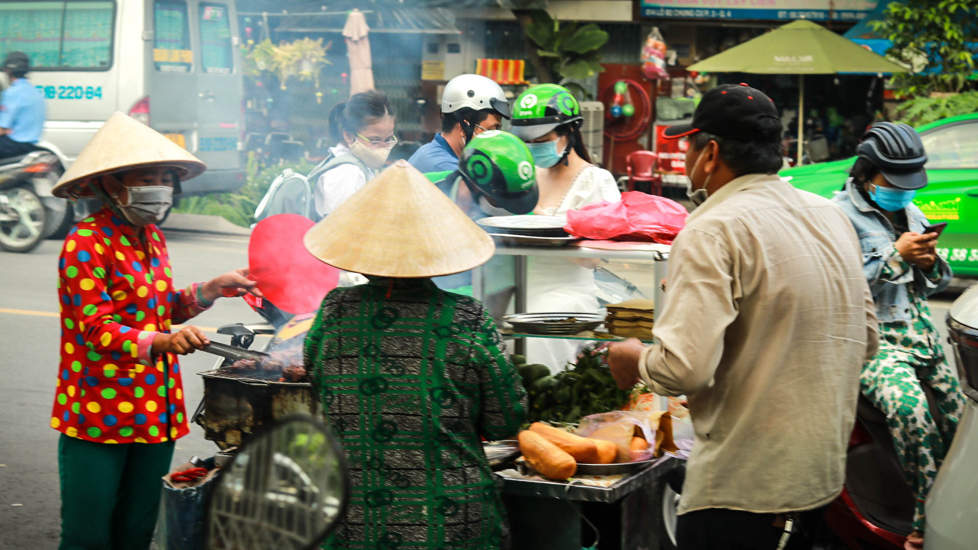 Hàng dài thực khách kiên nhẫn xếp hàng chờ mua bánh mì bò lá lốt vào giờ cao điểm