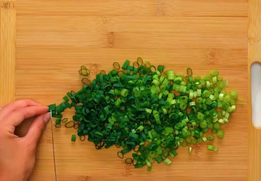 Hành lá tươi xanh được thái nhỏ sẵn sàng cho món bánh tráng nướng