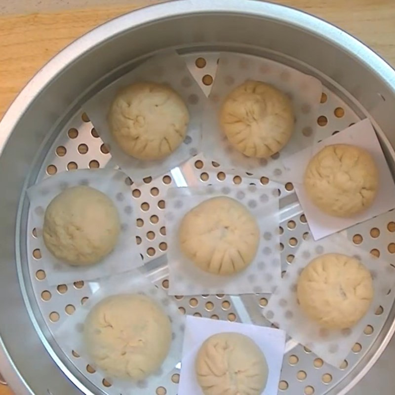 Hấp bánh bao bằng bột mì trong xửng, đảm bảo độ chín đều và mềm xốp