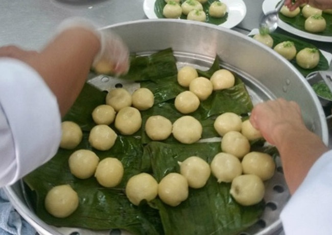 Hấp bánh ít trần trên xửng hấp với lá chuối