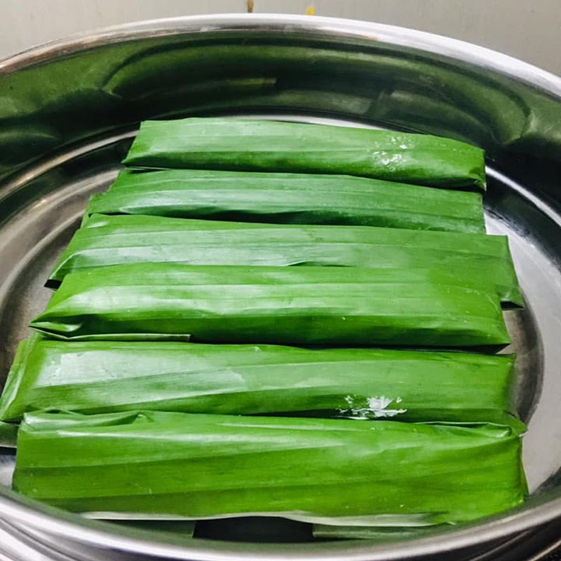 Hấp bánh tẻ trong xửng hấp để bánh chín đều và dẻo thơm
