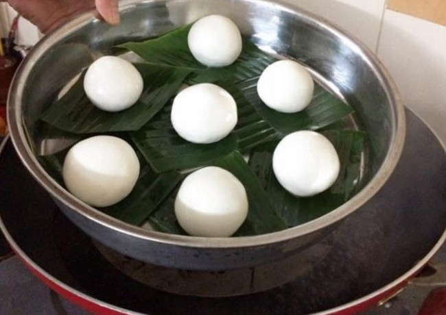Hấp các viên bánh ít trần nhân đậu xanh trong xửng