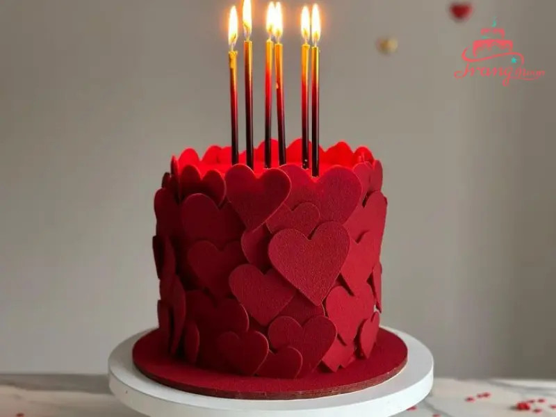 hình ảnh bánh kem valentine với trái tim đỏ và dâu tây tươi ngon