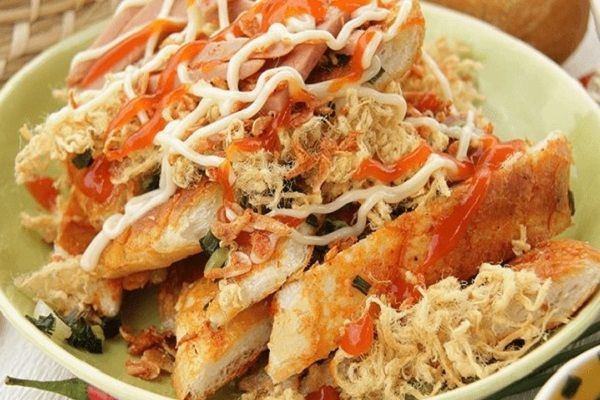 Hình ảnh bánh mì nướng muối ớt hoàn chỉnh với topping hấp dẫn