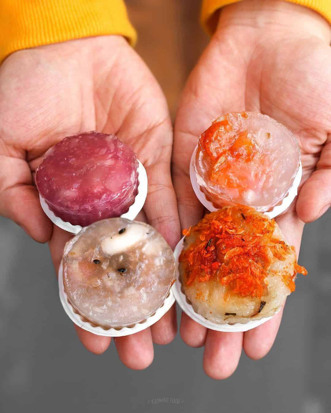 Hình ảnh cận cảnh những chiếc bánh Hoa Hồng Mực với vỏ nếp dẻo thơm