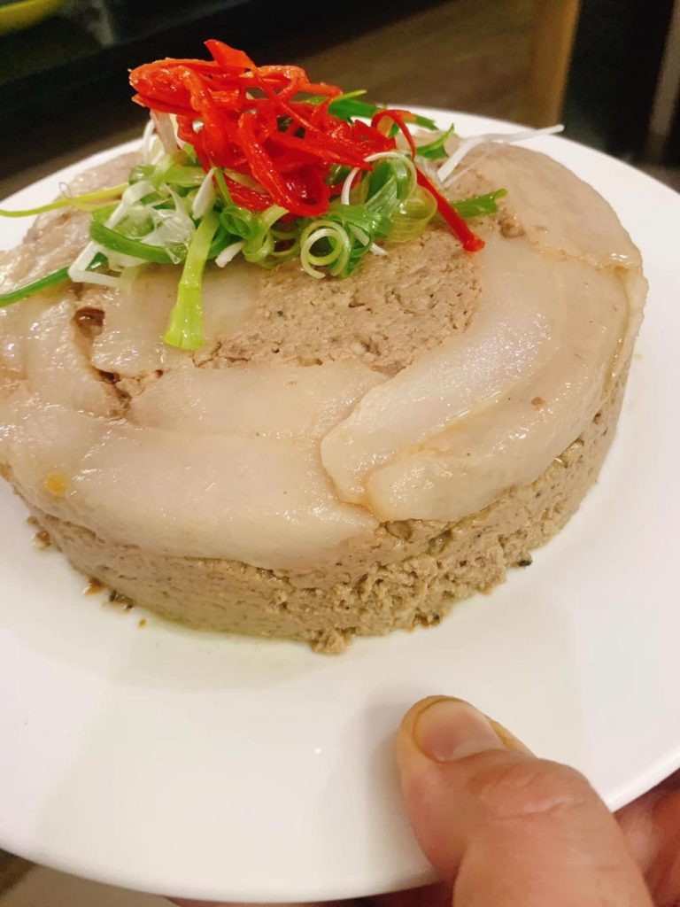 Hình ảnh học viên chăm chú thực hành làm nhân bánh mì