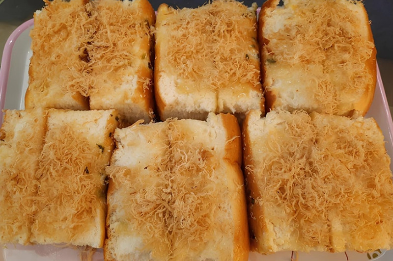 Hình ảnh một bữa ăn cân bằng dinh dưỡng với salad, trái cây và nước