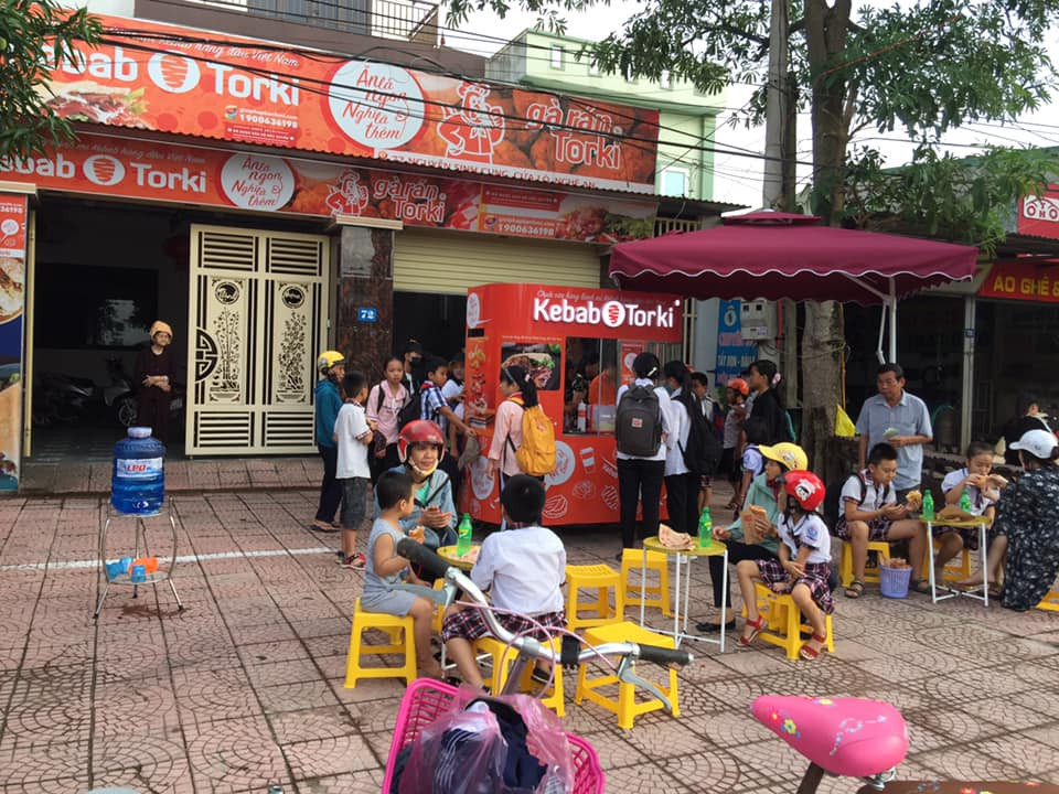 Hình ảnh một cửa hàng nhượng quyền bánh mì Thổ Nhĩ Kỳ Kebab Torki đang hoạt động sôi nổi