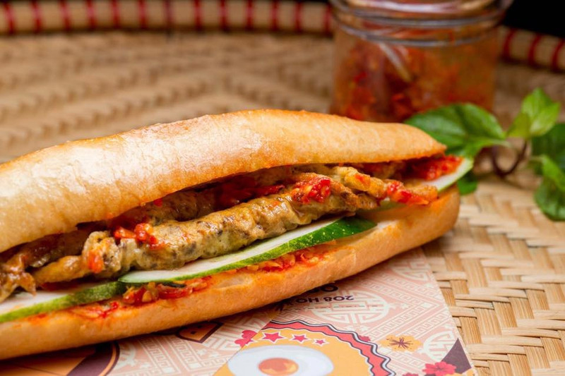 Hình ảnh ổ bánh mì pate kèm trứng và rau sống, thể hiện định lượng bánh mì pate bao nhiêu calo