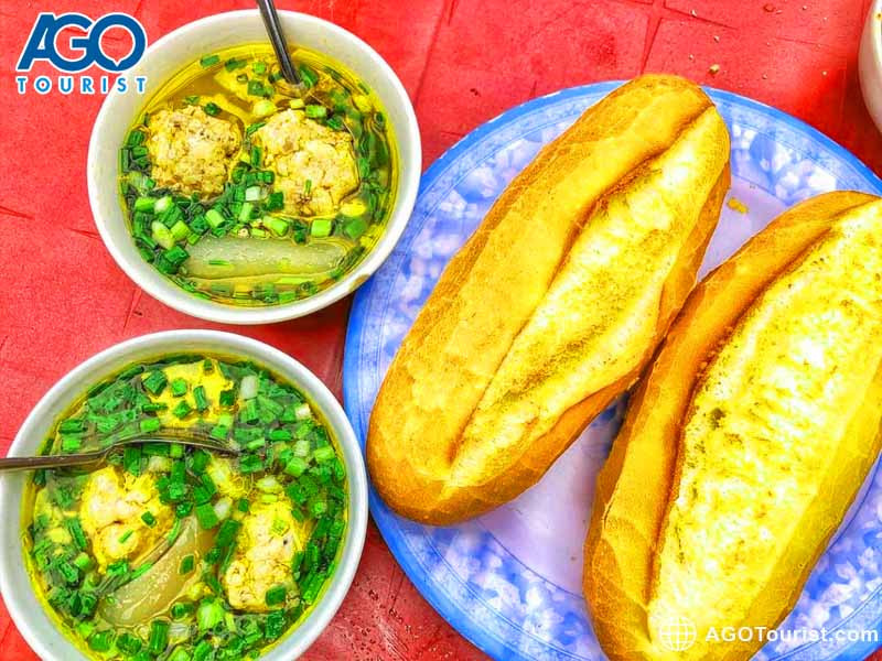 Hình ảnh tổng quan một suất bánh mì xíu mại truyền thống Đà Lạt