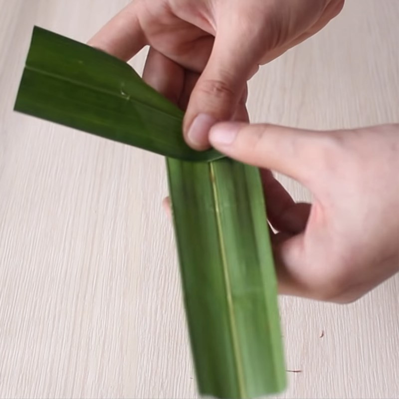 Hoàn thiện đế bánh xu xê bằng lá dừa