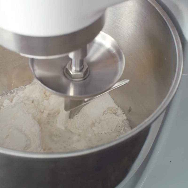 Hỗn hợp bột mì, men nở và các nguyên liệu cơ bản đang được trộn đều để làm vỏ bánh mì Thổ Nhĩ Kỳ