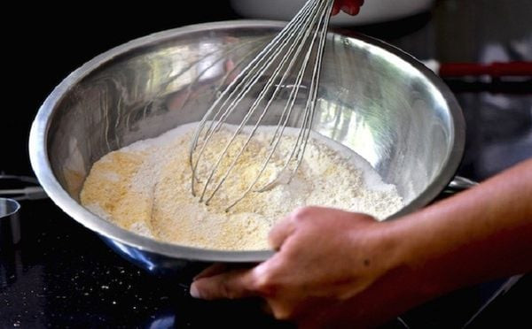 Hỗn hợp bột và nguyên liệu cơ bản làm bánh mì que