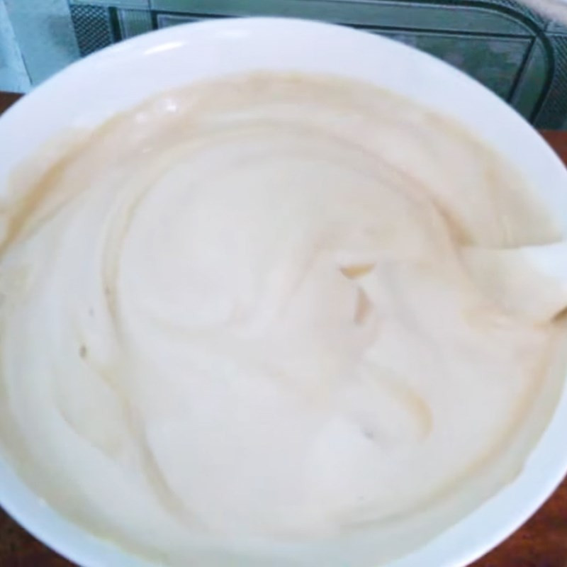 Hỗn hợp lỏng của bánh bông lan cà phê sau khi được trộn đều