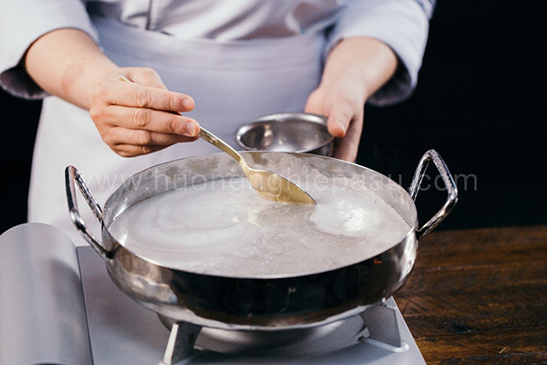 Hỗn hợp rau câu đang sôi, cần vớt bọt để có thành phẩm rau câu bánh flan trong mịn