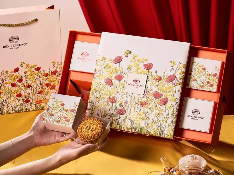 Hộp bánh trung thu Đông Phương Chi Cúc sắc vàng may mắn