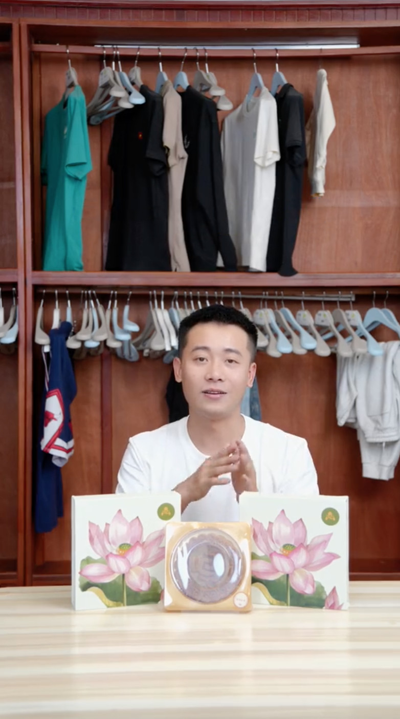 Hộp bánh trung thu Quang Linh Vlogs quảng cáo và thực tế