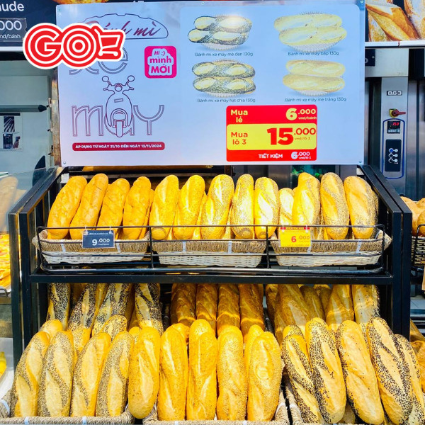 Khách hàng chọn mua bánh mì nguyên cám đóng gói