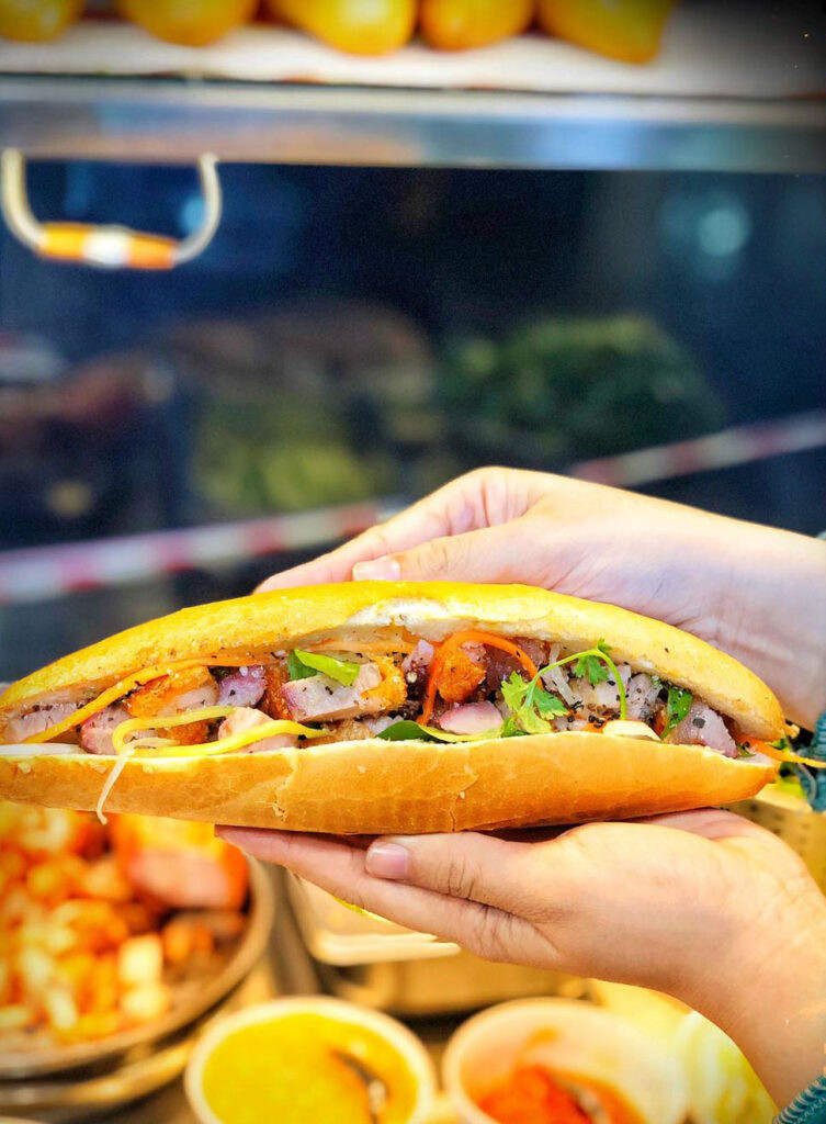 Khách hàng đang xếp hàng mua bánh mì Ông Phú Đạt vào buổi sáng