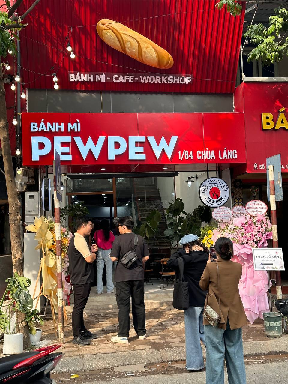 Khách hàng xếp hàng mua bánh mì PewPew trong ngày khai trương ở Hà Nội.