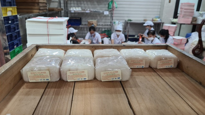 Khách hàng xếp hàng mua bánh tại một cửa hàng bánh truyền thống