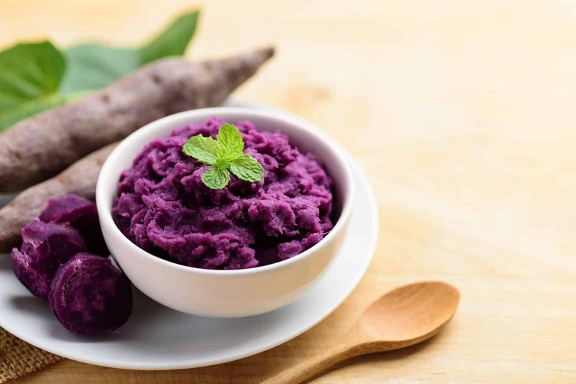 Khoai lang nghiền mịn để làm bánh