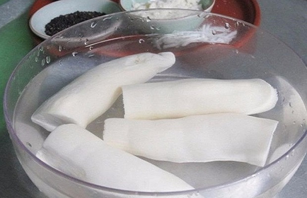 khoai mì tươi đang ngâm trong nước để loại bỏ độc tố, chuẩn bị cho cách làm bánh tằm khoai mì