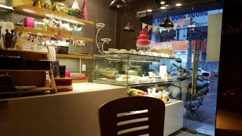 Không gian ấm cúng và sang trọng của tiệm bánh Dolce Vita, một địa chỉ bánh kem quận 7 chất lượng